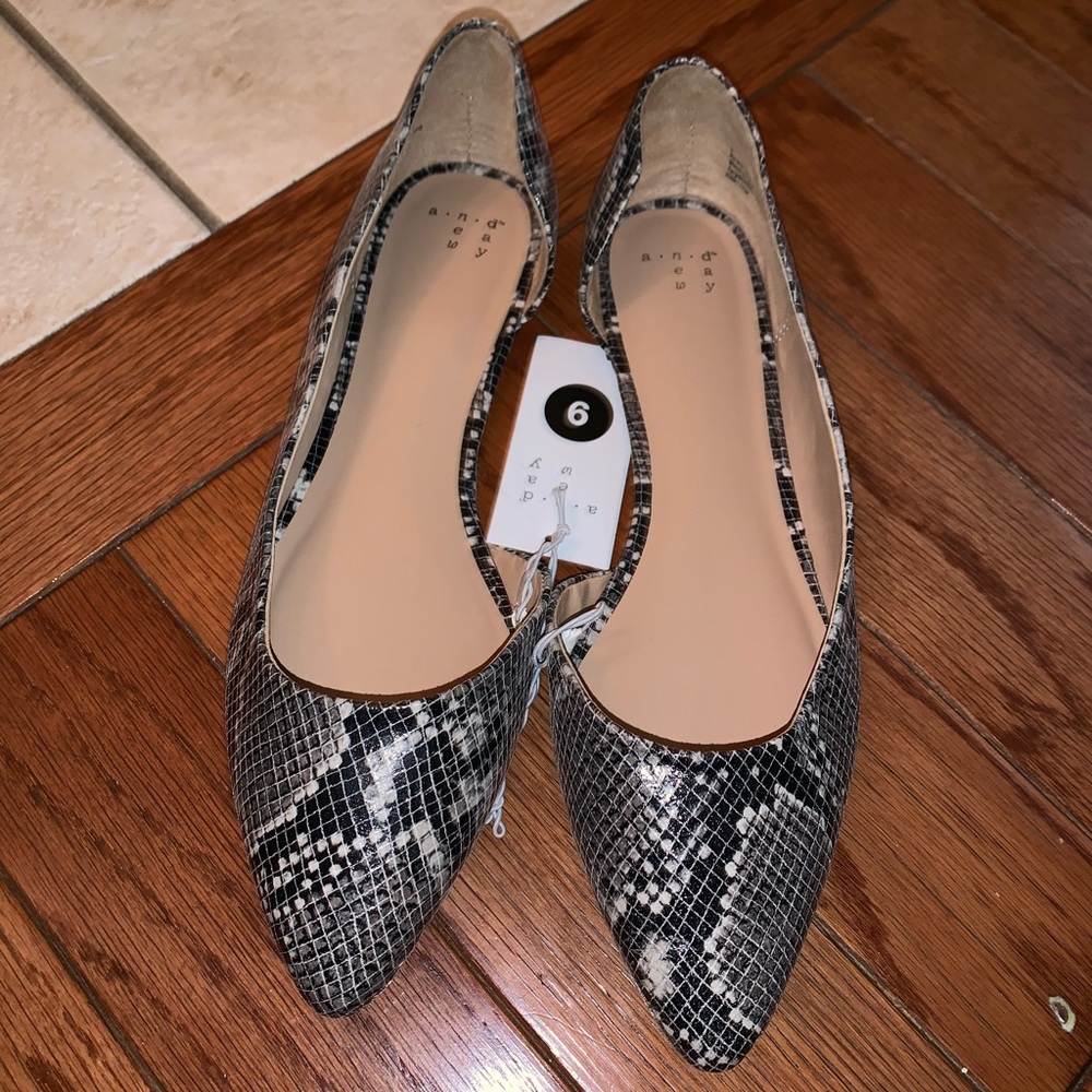 Size 9 snake skin design flats.. never worn